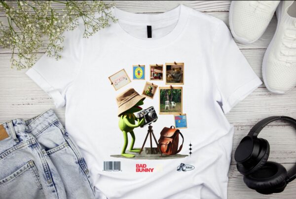 Frog Take Photos Bad Bunny Debi Tirar Mas Fotos Vintage Shirt, Hip Hop DTMF Album Rapper Retro Sweatshirt